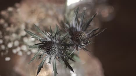 elegante decoración de la mesa con flores