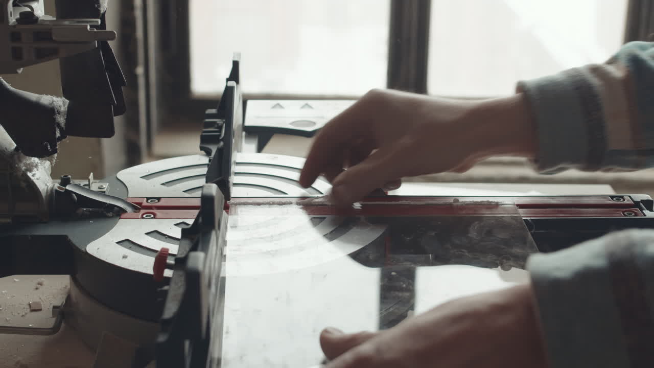 자동 원형 도자기로 작업하는 인식할 수 없는 장인