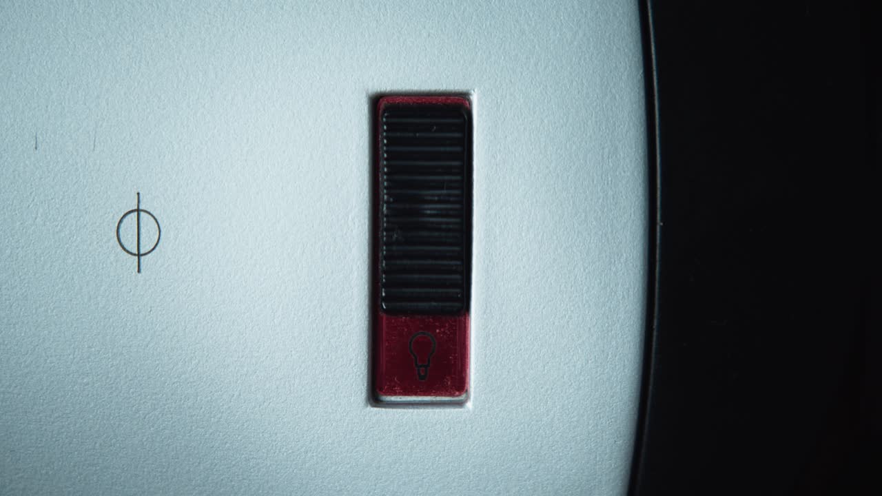 persona mano encendiendo el interruptor de la lámpara vintage, vista de cerca