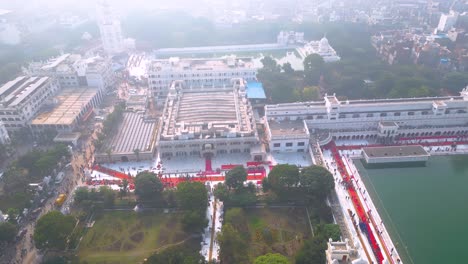 Der-Goldene-Tempel,-Auch-Bekannt-Als-Harimandir-Sahib,-Luftaufnahme-Von-DJI-Mini3Pro-Drone