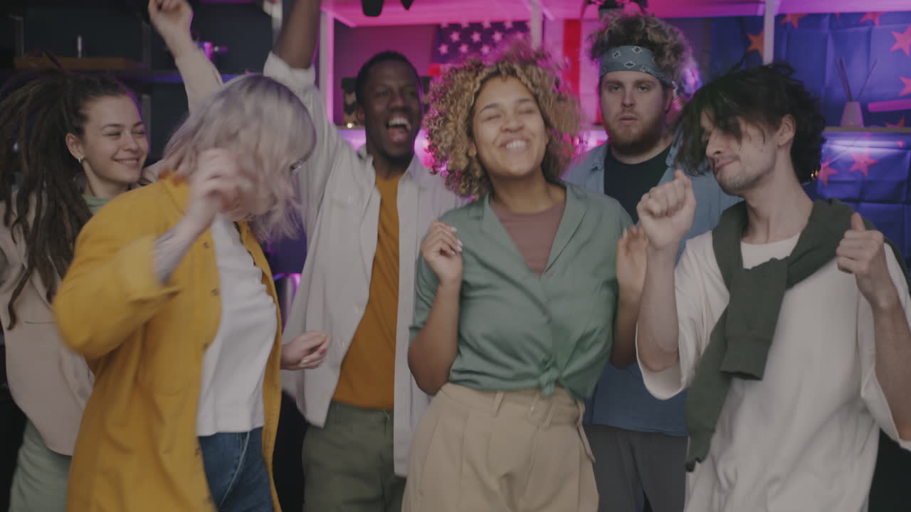 amigos divirtiéndose en una fiesta