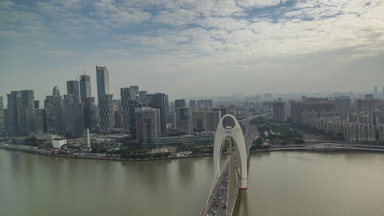 Time-lapse aereo di città moderna, fiume e ponte ad arco con traffico
