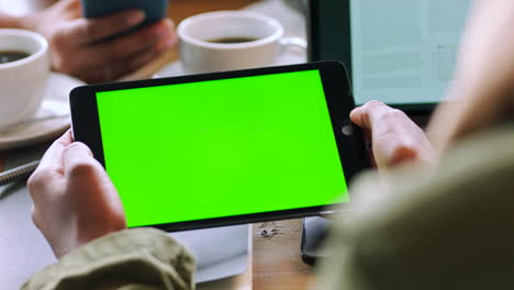 Tablet-mock-up,-green-screen