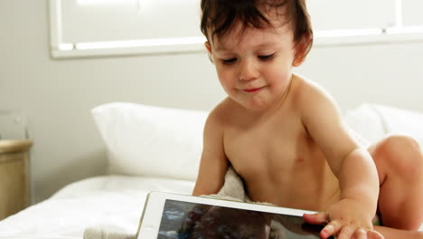 bebé jugando con una tableta