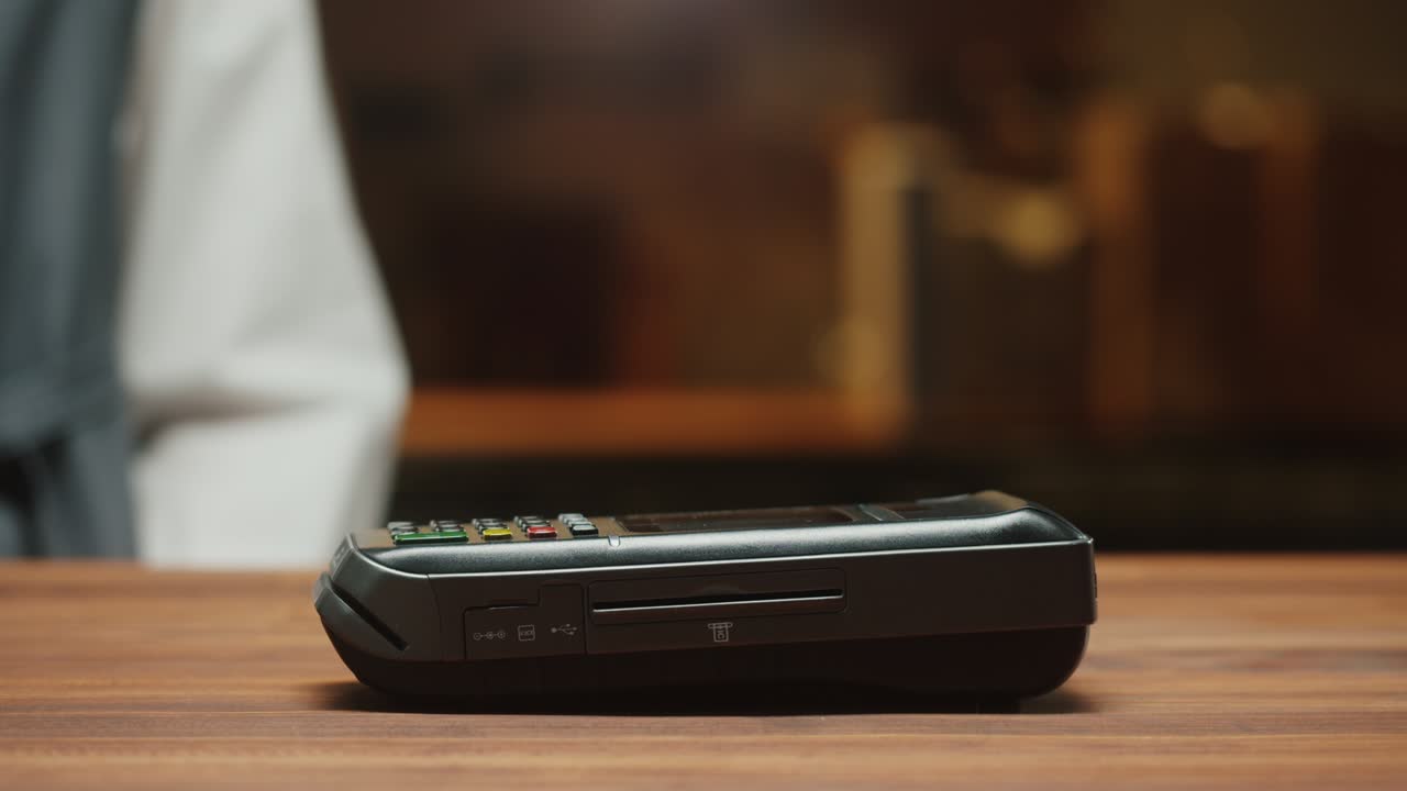 pago con tarjeta de crédito de primer plano. compras sin efectivo en restaurantes o cafés. concepto de pago sin contacto y sin contacto. tecnología nfc y terminal bancario.