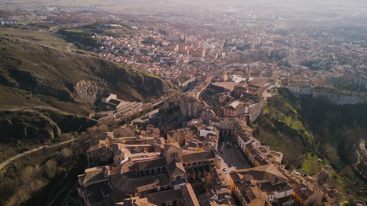 Vista aérea del casco antiguo histórico de Cuenca en un acantilado en España