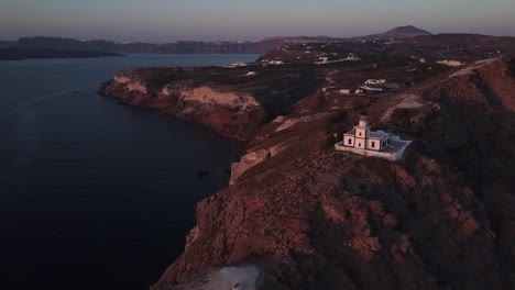 Vista-De-Drones-De-Un-Faro-En-La-Isla-Griega,-Santorini