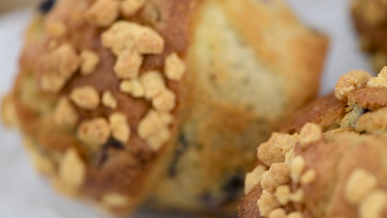 muffins de arándanos frescos en una placa giratoria (con bucle sin costuras)