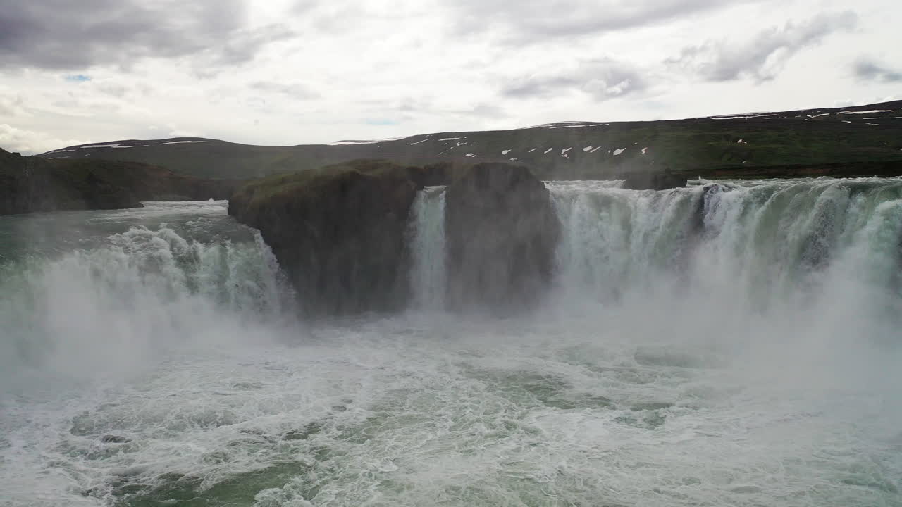 hermosa cascada de godafoss en el norte de islandia durante el día nublado - disparo de drone con zoom