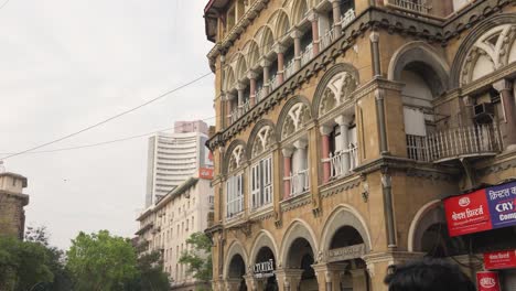 Horniman-Circle-Building-Mit-Menschen-Und-Verkehr-In-Mumbai,-Indien