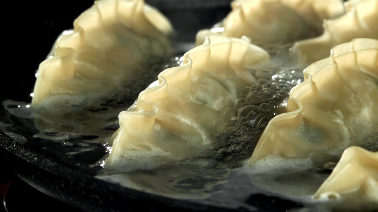 Gyoza Lezat Digoreng dan Dikukus di Wajan Panas