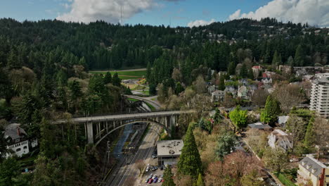 Portland-Oregon-Aerial-V108-Drohnenüberflug-Goose-Hollow-Foothills-League-Bewaldetes-Viertel-Mit-Städtischem-Vorstadtmix-Feeling,-Schwenkblick-Auf-Die-Innenstadt-–-Aufgenommen-Mit-Mavic-3-Cine-–-August-2022