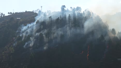 Un-Incendio-Forestal-Que-Quema-Una-Empinada-Ladera-En-Nepal-En-La-Estación-Seca-Con-Humo-Que-Llega-Al-Cielo