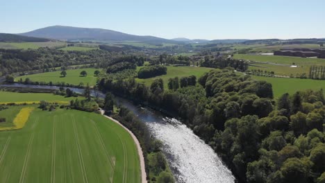 Drohnenaufnahme-Der-Landschaft-Schottischer-Dörfer