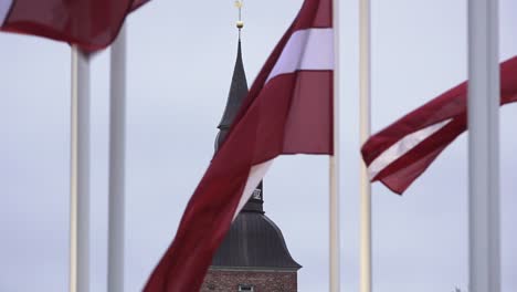 Lettische-Flagge-An-Feiertagen