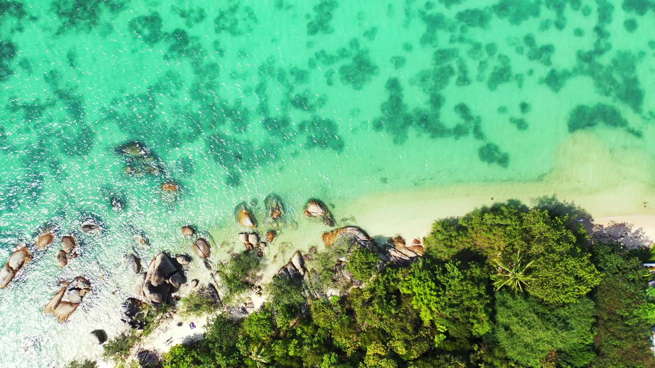mare tropicale con spiaggia di sabbia bianca, bungalow di lusso e massi