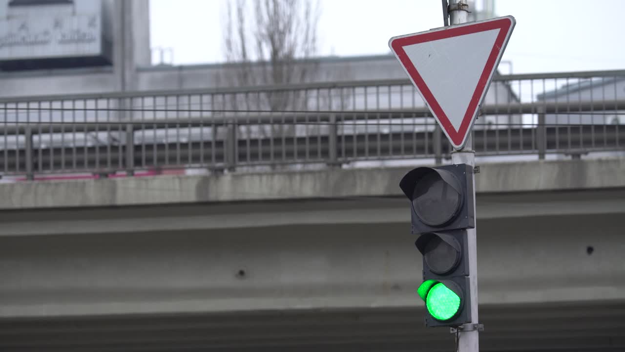el semáforo en la carretera regula el tráfico