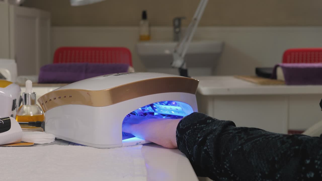 손 세탁소에서 손을 건조시키는 여자.