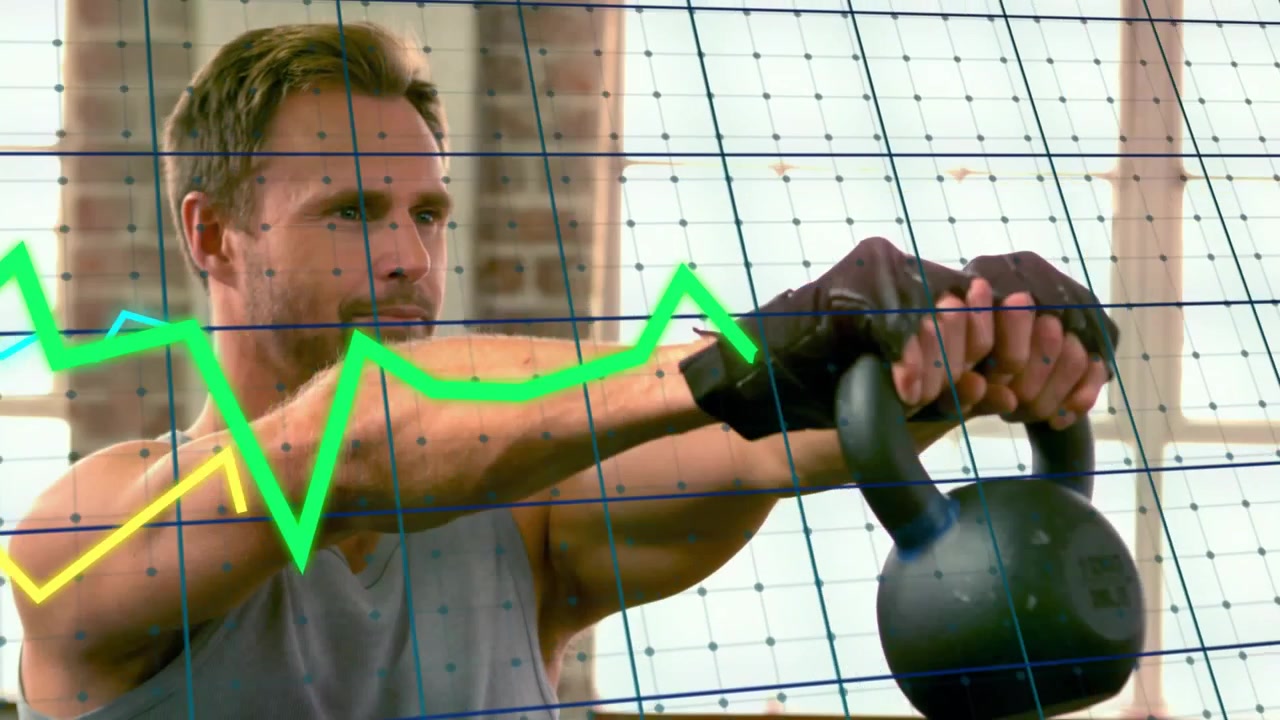 Uomo che si china, afferra una kettlebell e la solleva, mentre grafici si animano davanti per il fitness.