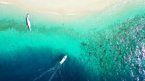 Barcos-De-Turismo-Rastreando-Y-Espumando-A-Través-Del-Mar-Azul-Profundo-Navegando-Hacia-La-Laguna-Turquesa-Poco-Profunda-Cerca-De-La-Exótica-Playa-De-Arena-En-Bali