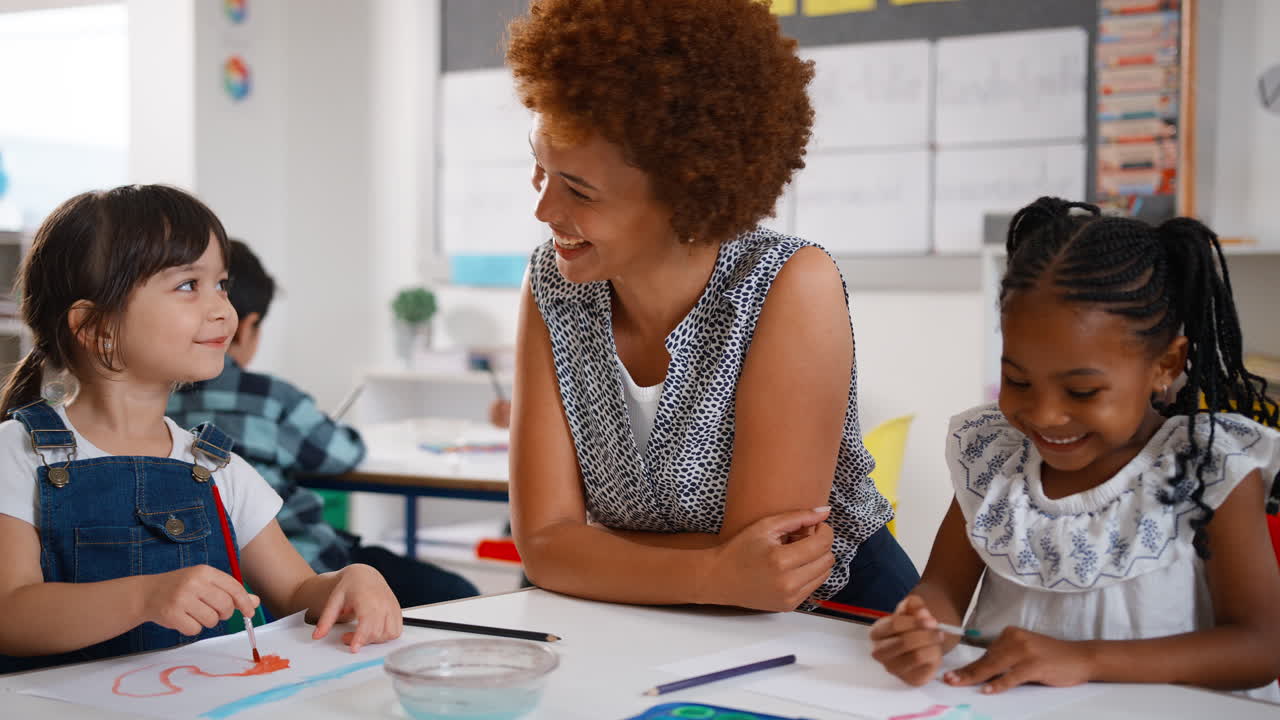 maestra con alumnos multiculturales de la escuela primaria en la clase de arte