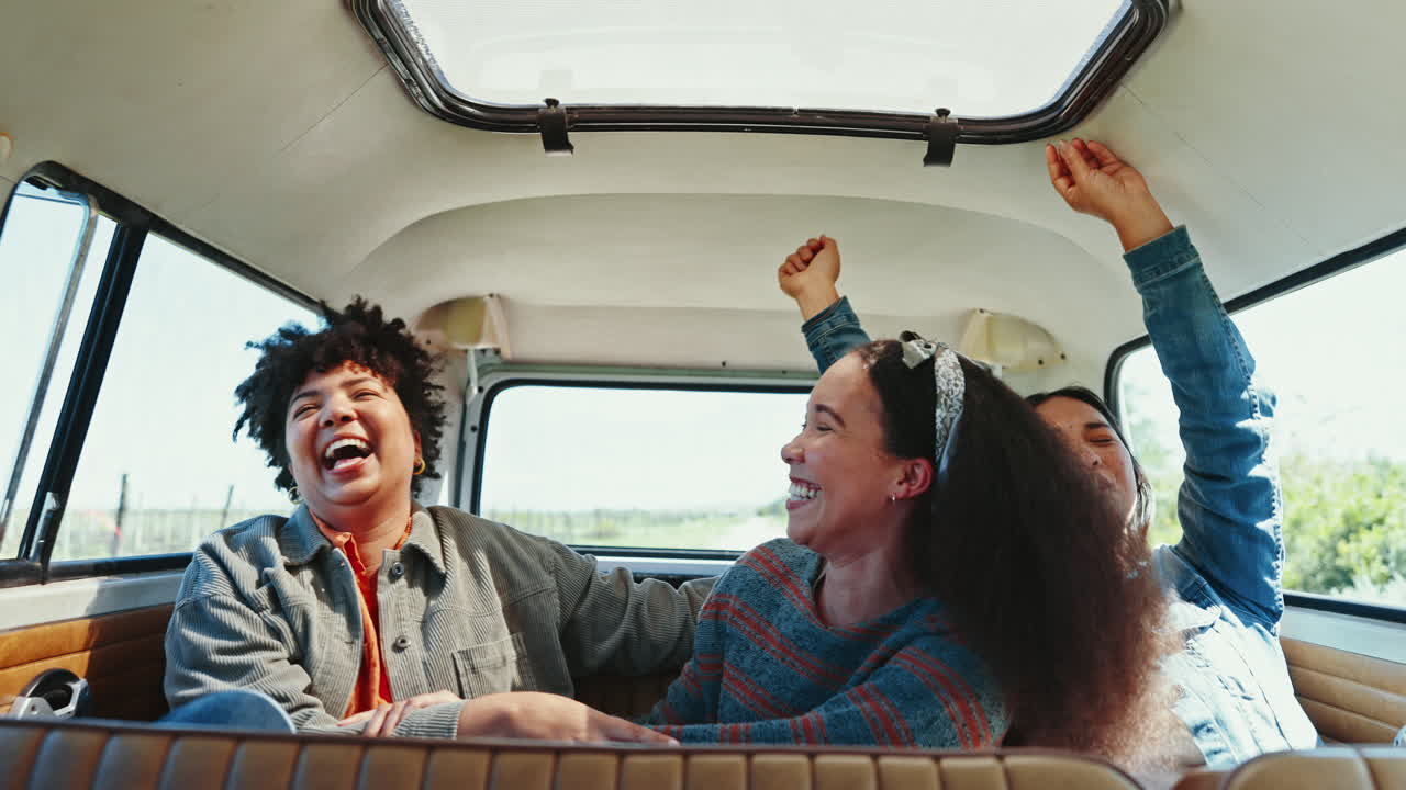 viaje por carretera, música y amigas en una furgoneta bailando