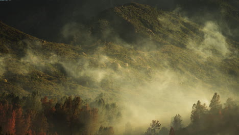 Humo-De-Incendios-Forestales-Que-Sopla-A-Través-Del-Valle-Del-Bosque