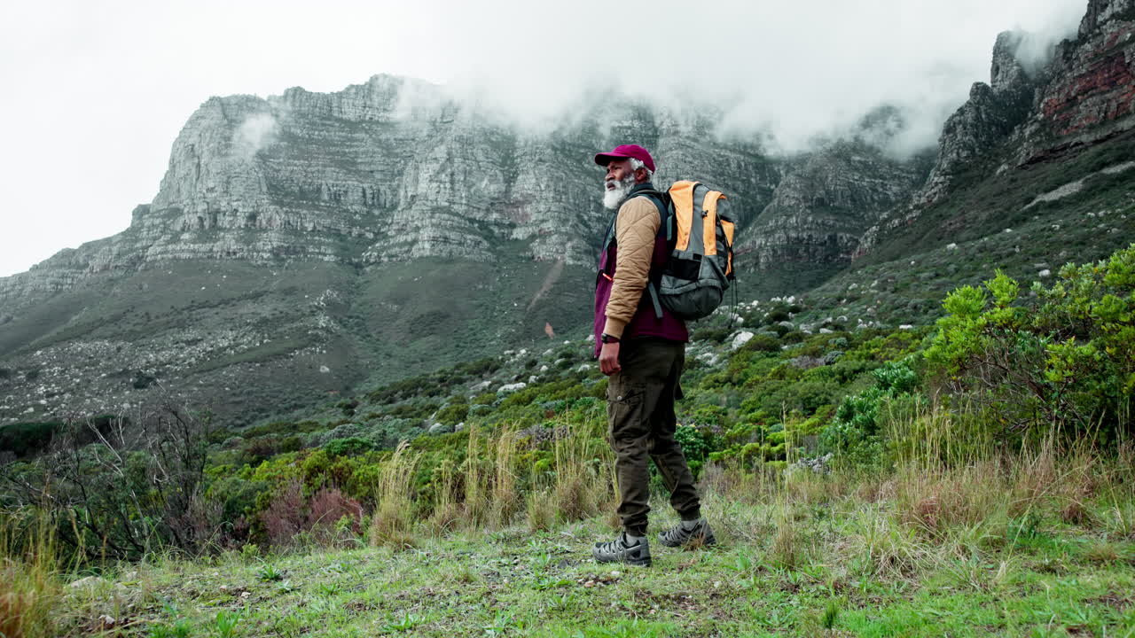 excursionista disfrutando de las vistas de las montañas