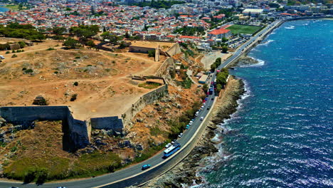 caminos costeros por la fortaleza amurallada del castillo veneciano fortezza en la ciudad de rethymno, creta, grecia