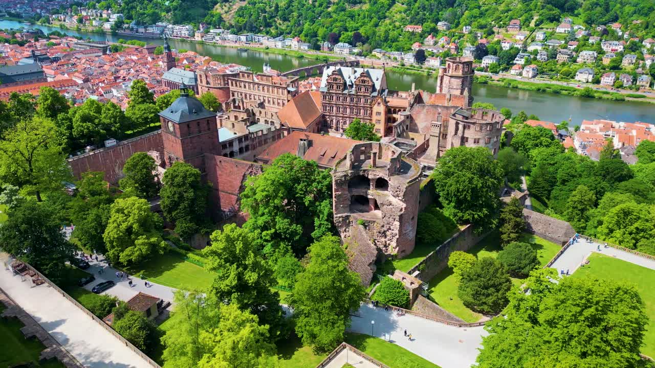 Video aereo con drone 4K del Castello storico sulla collina Königstuhl che domina Heidelberg, Germania