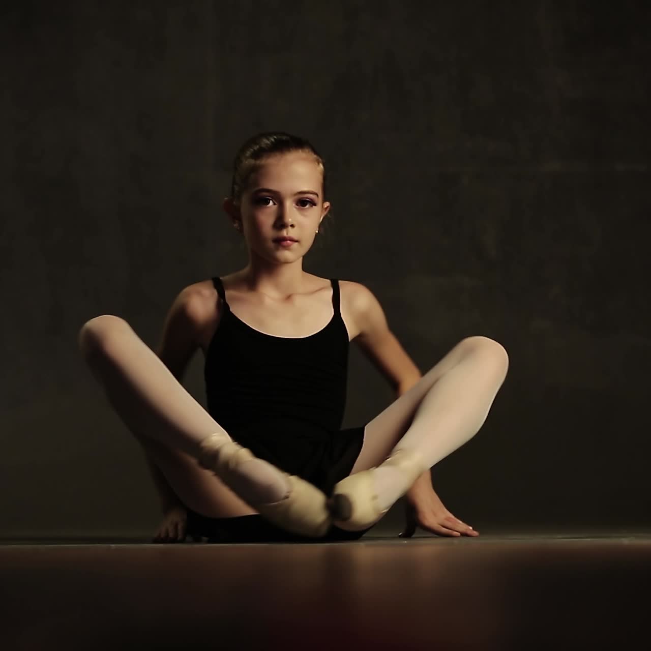 una bailarina posando en el estudio.
