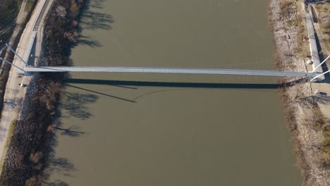 río ródano y puente peatonal de oiselay desde un avión no tripulado