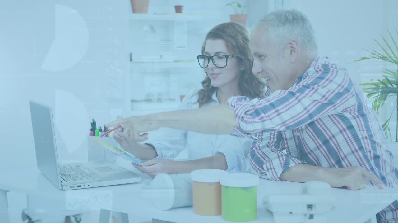 animación del procesamiento de datos financieros sobre personas de negocios en la oficina