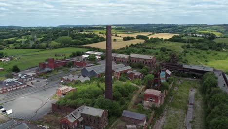 Abandonado-Antiguo-Mina-De-Carbón-Cubierto-De-Maleza-Industrial-Edificios-Descuidados-Vista-Aérea-órbita-Derecha-Revelar