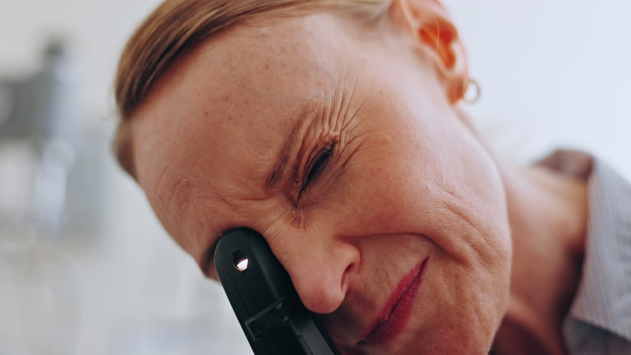 herramientas de examen ocular, mujer y cara de optometrista