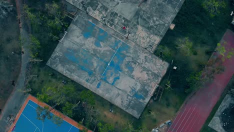viejos sitios de baloncesto y nuevo patio de juegos deportivos entre el parque