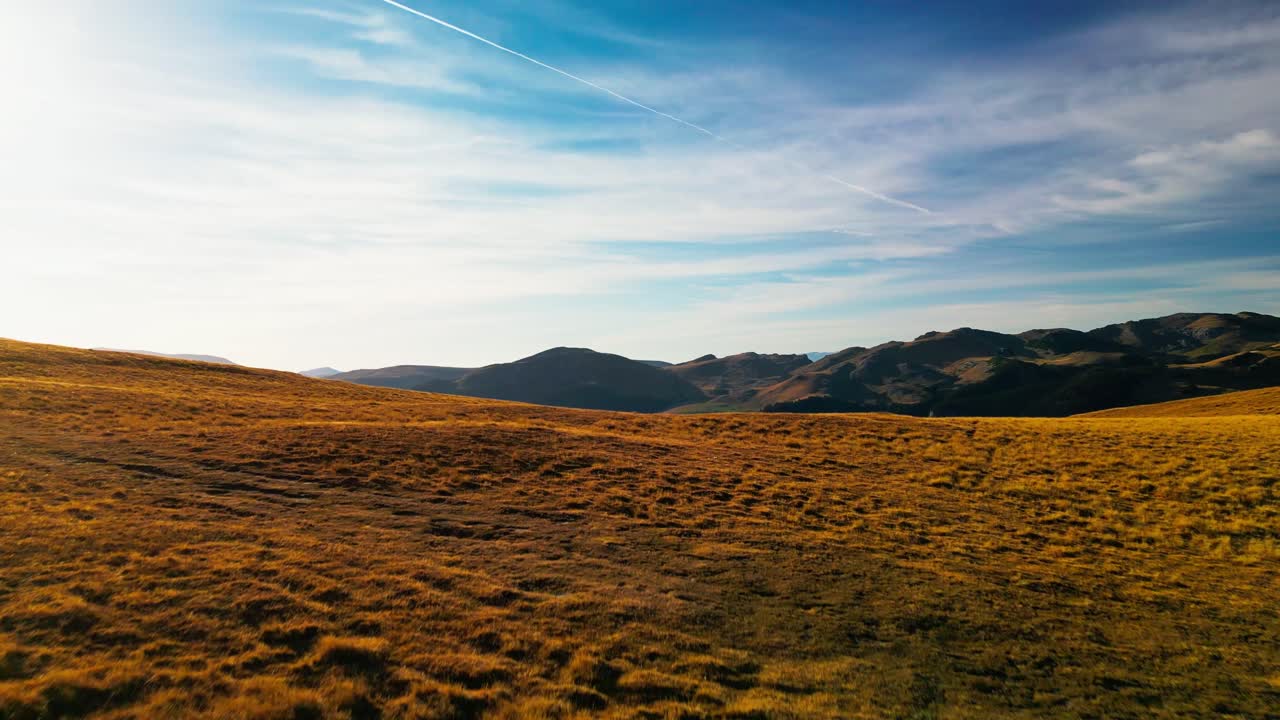 el dron revela un paisaje impresionante durante un soleado día de verano en las montañas del valle de prahova, rumania.