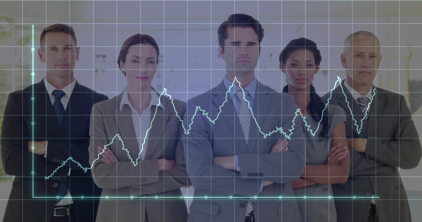 Equipe de negócios com braços cruzados, com um gráfico aparecendo à esquerda subindo em uma sobreposição de grade transparente mostrando dados.