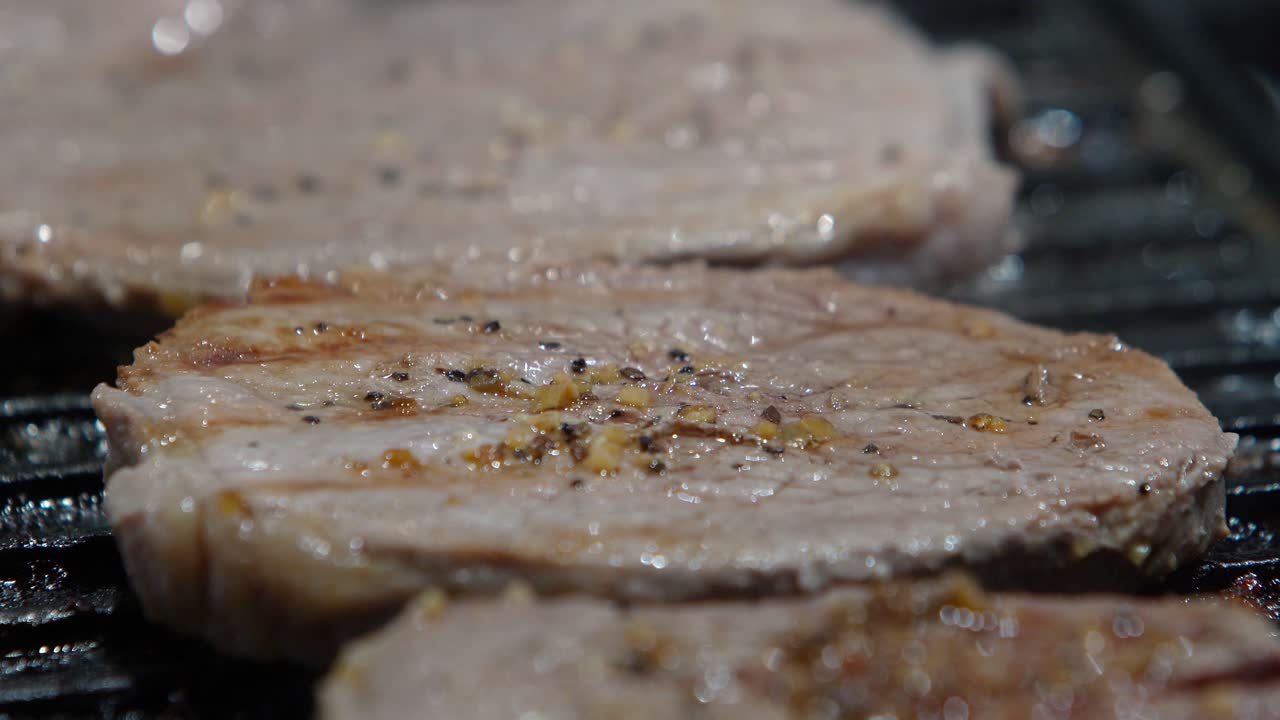 primer plano y toma estática de bistecs a la parrilla en la parrilla