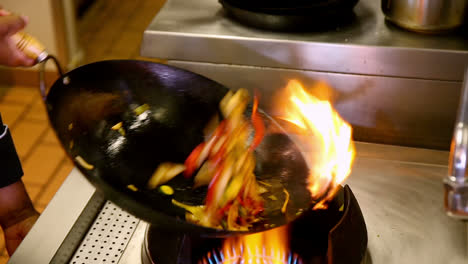 el chef está haciendo una salsa frita.