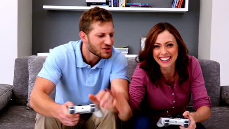 pareja jugando a videojuegos