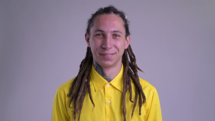 Giovane e affascinante uomo d'affari con i dreadlocks.