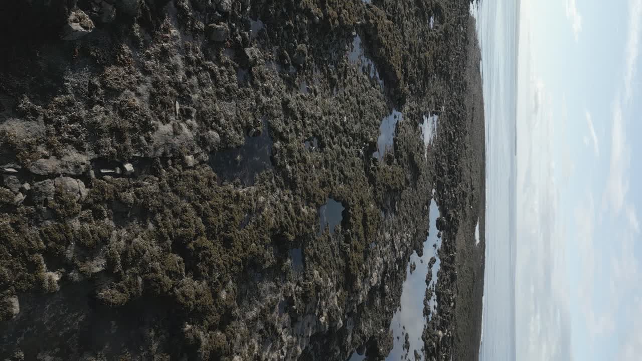 línea costera marítima peligrosa que lleva a la ubicación del faro