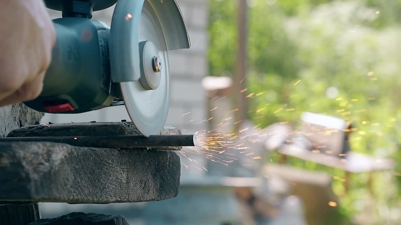 ручная дисковая пила, используемая для резки тонкого металлического стержня