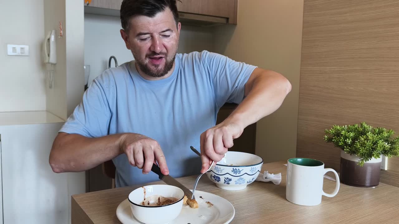 hombre desayunando en casa
