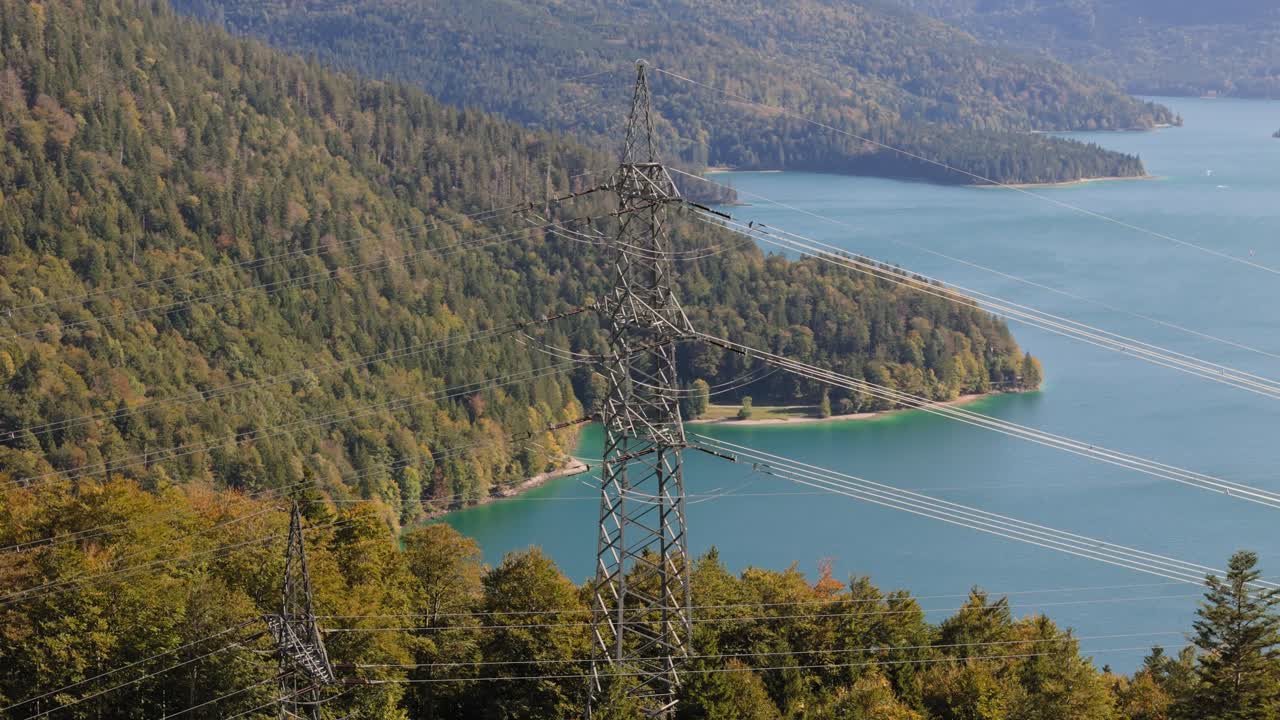 Vysoko nad krajinou dole tvoří stožár součást energetické infrastruktury.