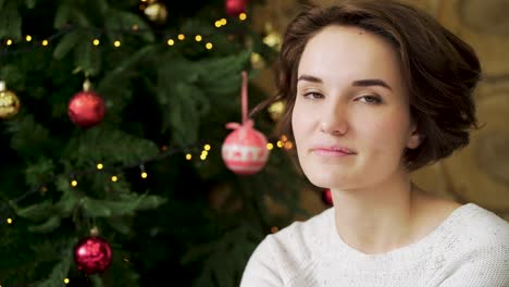 mujer frente a un árbol de navidad