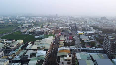 un denso paisaje urbano con edificios, niebla y luz del día