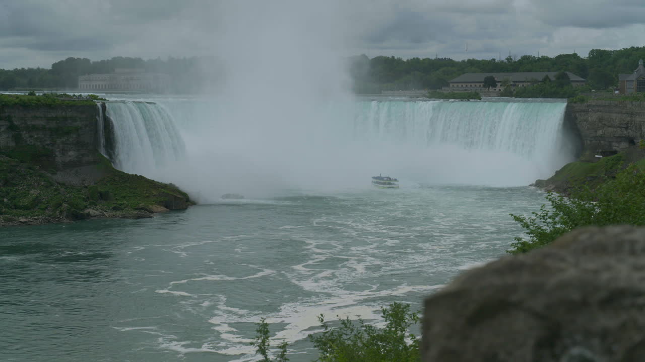 plano general del barco turístico maid of the mist frente a las cataratas de herradura canadienses en niagara
