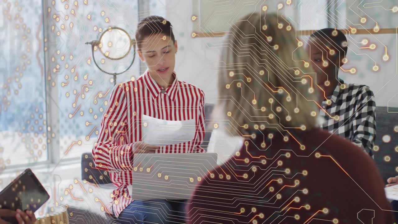 사무실에서 대화하는 다양한 사업가들을 통해 통합 회로의 애니메이션